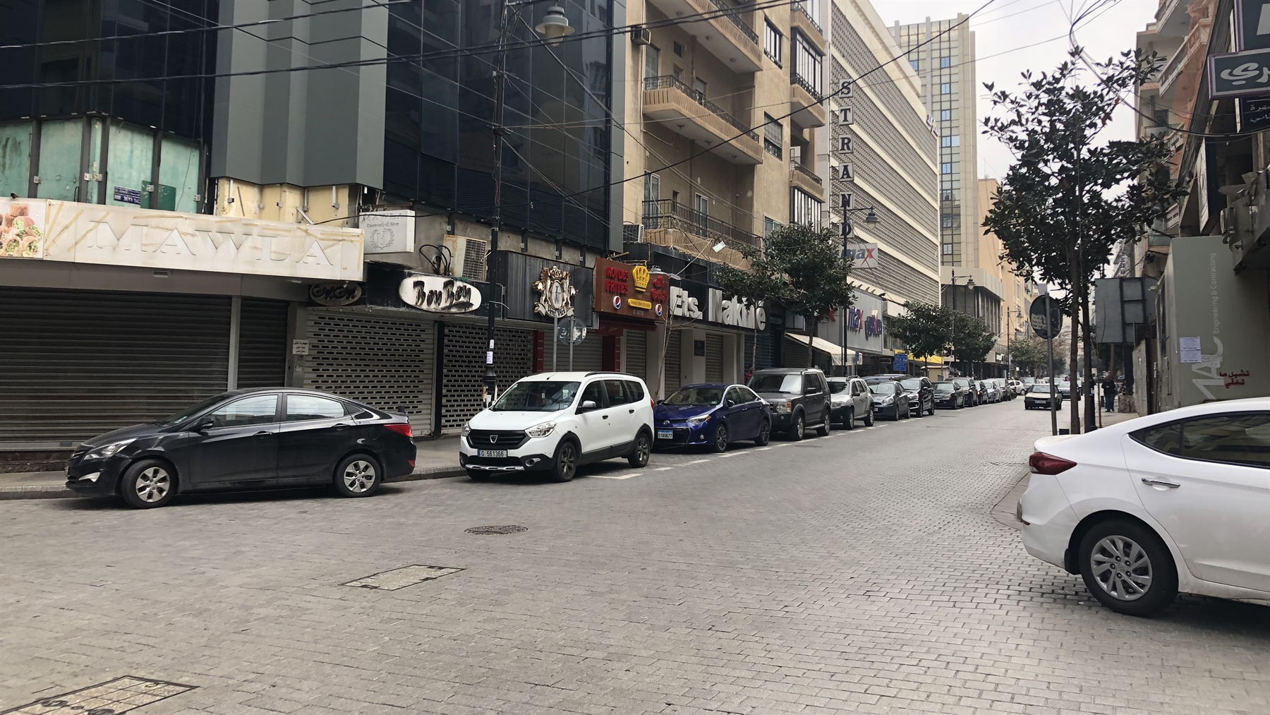 إغلاق المحلات والمطاعم في شارع الحمرا (الصورة: منى حرب ، نيسان 2020)