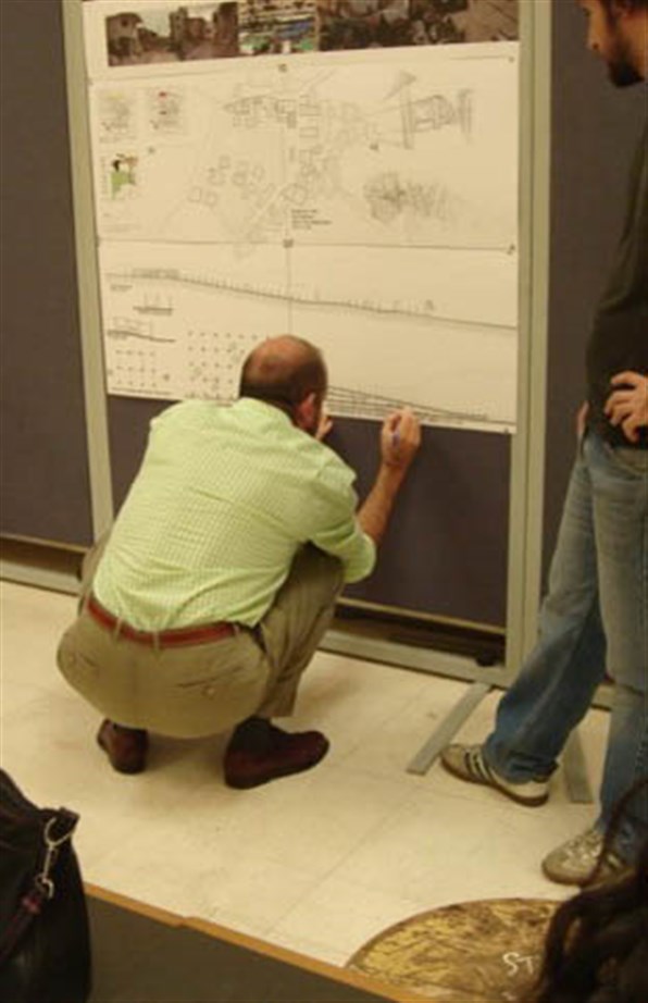 حبيب دبس خلال تدريس إحدى المساقات في الجامعة الأميركية في بيروت عام 2006 (الصورة: هويدا الحارثي)