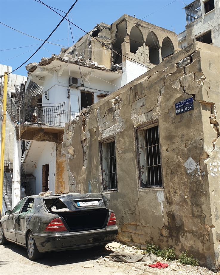 In Karantina, an old building shows a structural break in its wall (Photo: Soha Mneimneh)