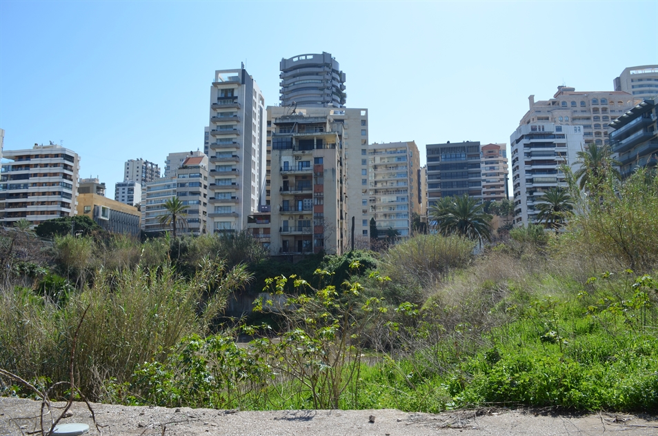 Large parcel with a rusted metal fence, overtaken by wild vegetation. Closed off for decades, the parcel was acquired by an Emirati company for building the Sheraton Hotel back in the 1960s. Today, the parcel remains closed off with an abandoned two-storey building on site (Photo: Tala Chehayeb, March 2020)