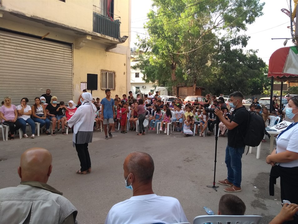 Project lead Professor Howayda Al-Harithy welcoming Al Khodor neighborhood residents (Photo: Ali Ghaddar, August 2021)